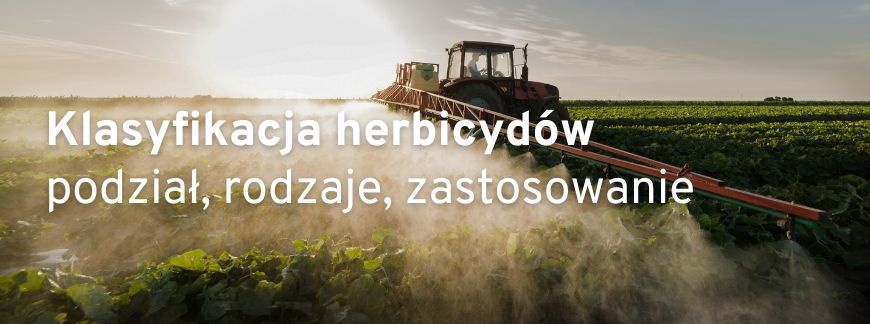 Rolnik w traktorze opryskujący rośliny herbicydem