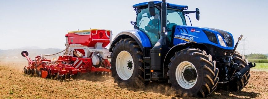 Ciągnik rolniczy New Holland podczas pracy w polu  - fot. J. Józefczyk