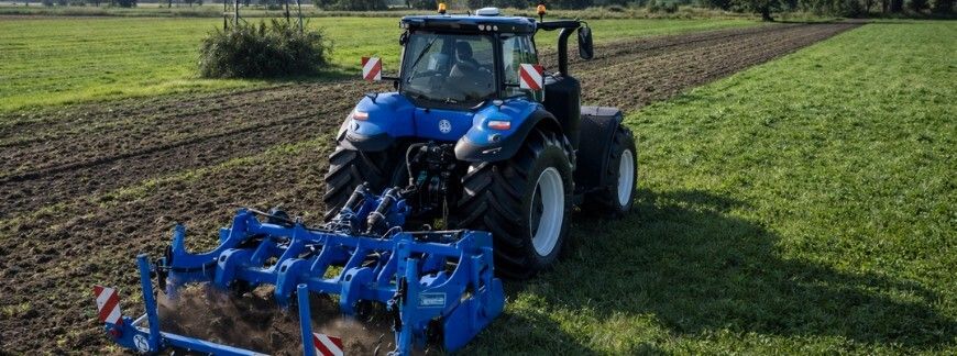Ciągnik New Holland z głęboszem podczas głęboszowania pola i likwidacji podeszwy płużnej