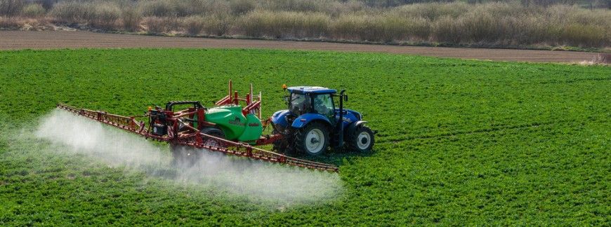 Traktor opryskujący pole – glifosat co to
