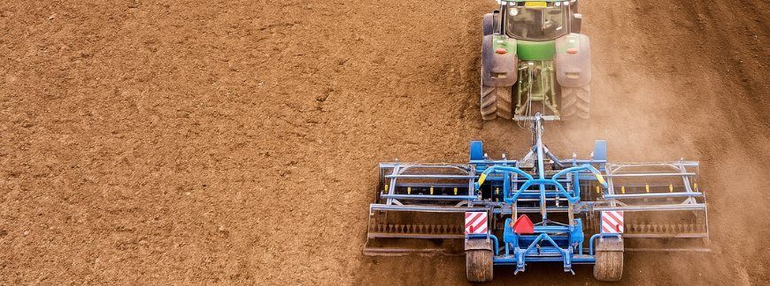orka zimowa na polu – pług obrotowy wyrównuje rolę przed zimą