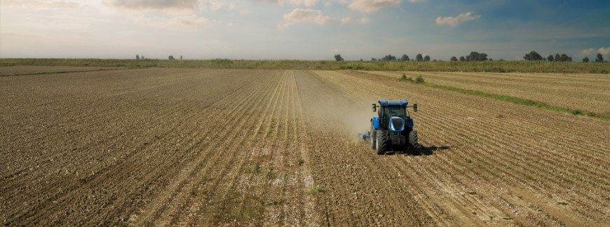 Uprawa bezorkowa – traktor pracujący na polu podczas spulchniania gleby