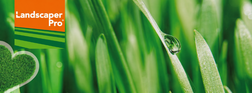 Logo Landscaper Pro na tle zielonych źdźbeł trawy z kroplą wody