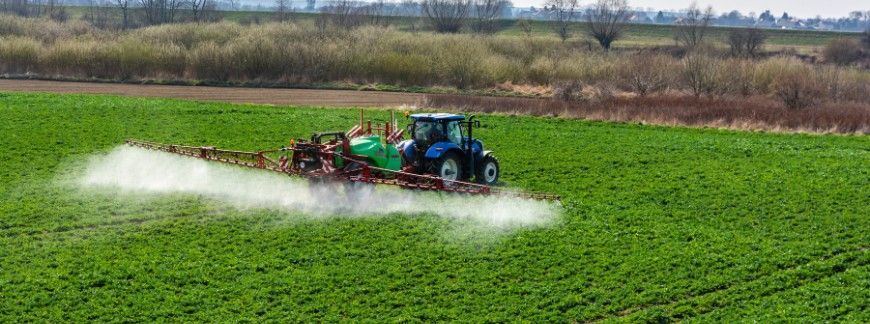 Oprysk pola uprawnego ciągnikiem rolniczym – profesjonalne stosowanie środków ochrony roślin