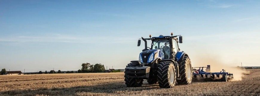 Ciągnik New Holland T8 Genesis z narzędziem uprawowym podczas pracy na ściernisku po zbiorach zbóż. Źródło: New Holland